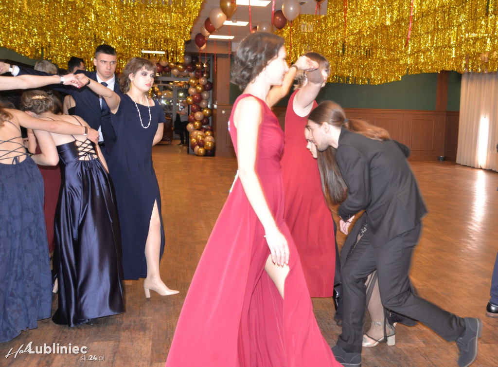 Studniówka Mickiewicza. Młodość, taniec, zabawa