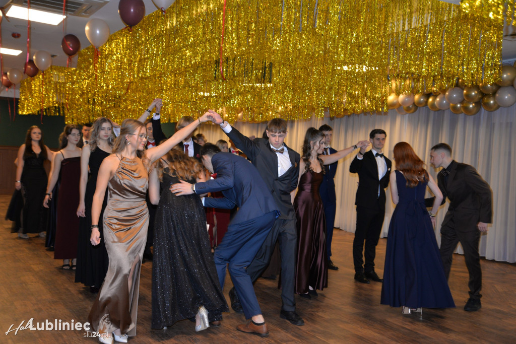 Studniówka Mickiewicza. Młodość, taniec, zabawa