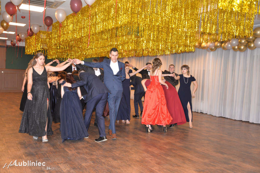 Studniówka Mickiewicza. Młodość, taniec, zabawa