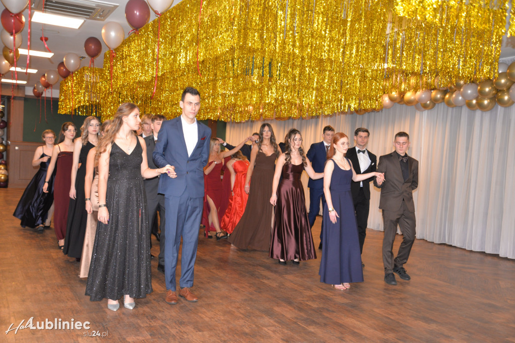 Studniówka Mickiewicza. Młodość, taniec, zabawa