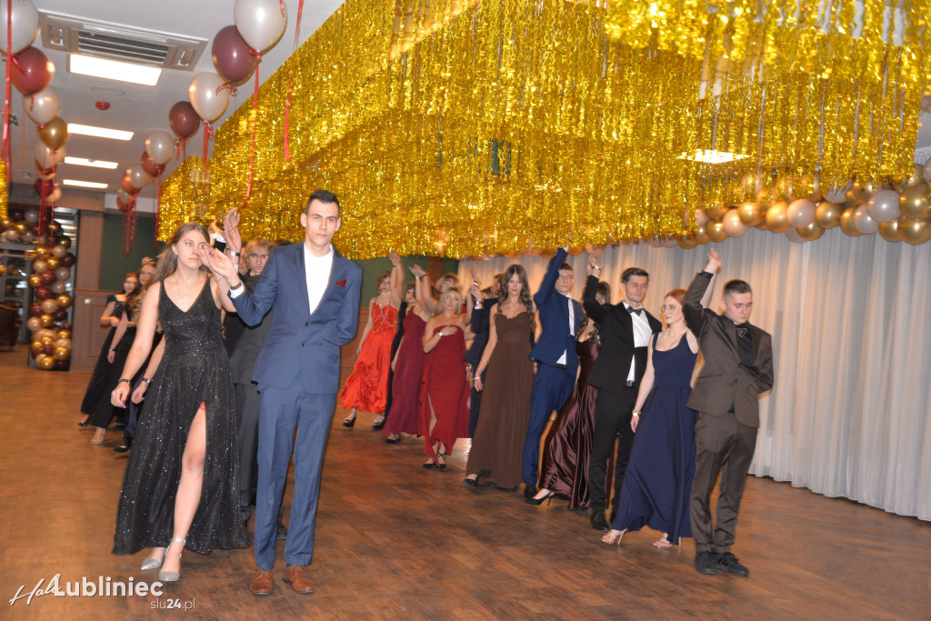 Studniówka Mickiewicza. Młodość, taniec, zabawa