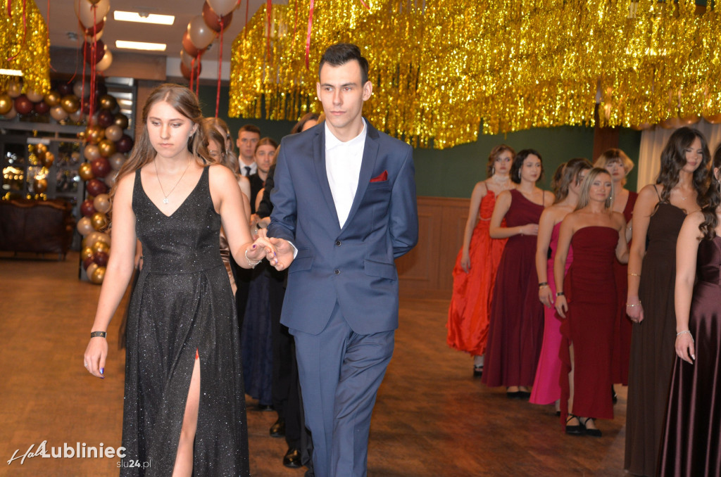 Studniówka Mickiewicza. Młodość, taniec, zabawa