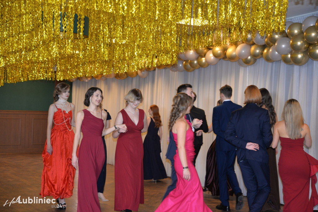 Studniówka Mickiewicza. Młodość, taniec, zabawa