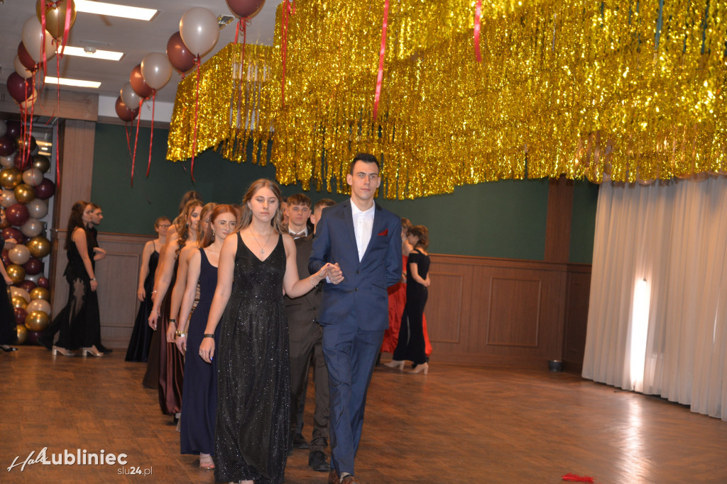 Studniówka Mickiewicza. Młodość, taniec, zabawa