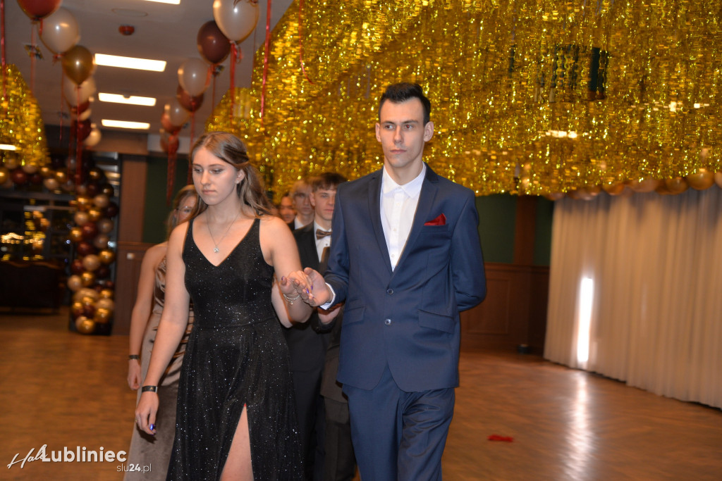 Studniówka Mickiewicza. Młodość, taniec, zabawa