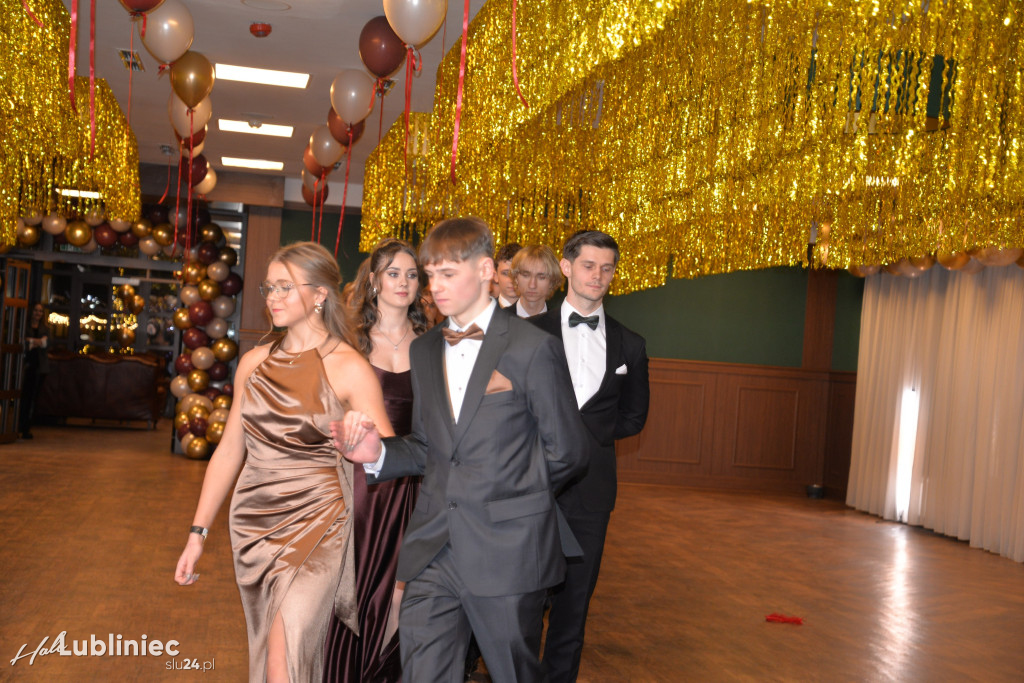 Studniówka Mickiewicza. Młodość, taniec, zabawa