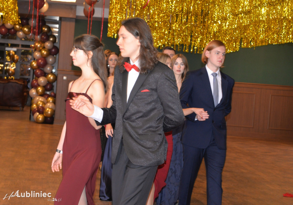 Studniówka Mickiewicza. Młodość, taniec, zabawa