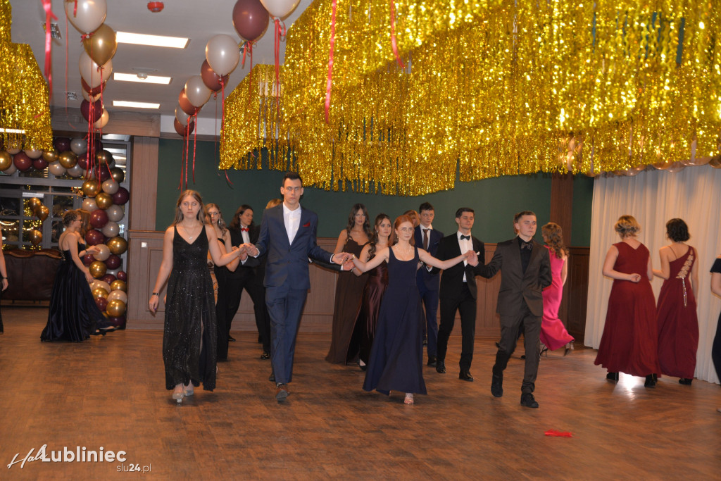 Studniówka Mickiewicza. Młodość, taniec, zabawa