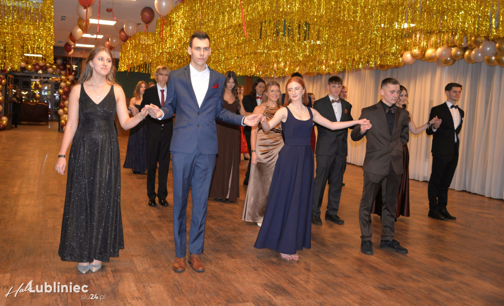 Studniówka Mickiewicza. Młodość, taniec, zabawa