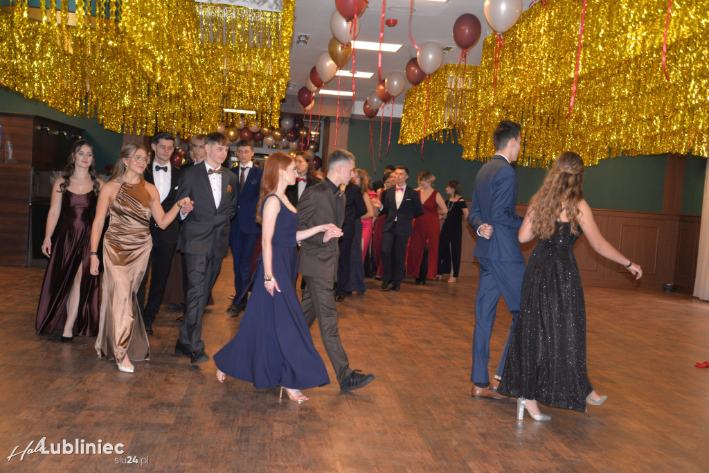 Studniówka Mickiewicza. Młodość, taniec, zabawa