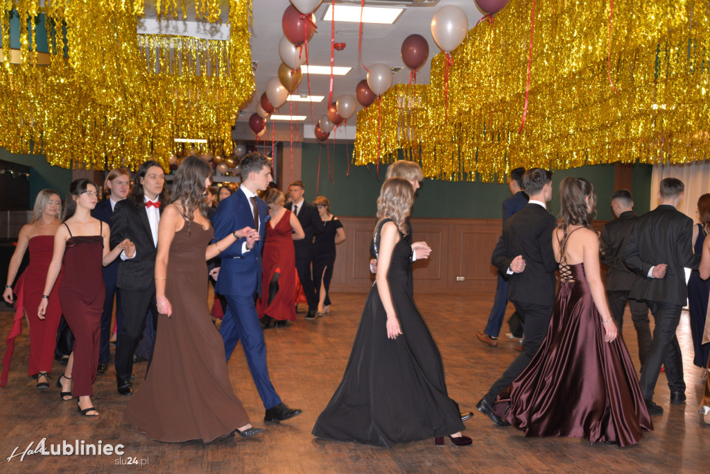 Studniówka Mickiewicza. Młodość, taniec, zabawa