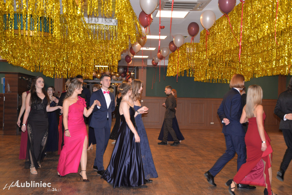 Studniówka Mickiewicza. Młodość, taniec, zabawa