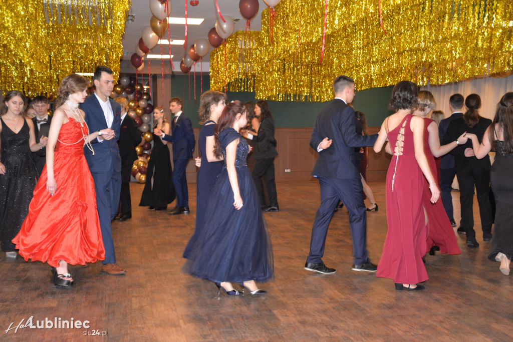 Studniówka Mickiewicza. Młodość, taniec, zabawa