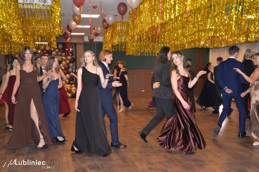 Studniówka Mickiewicza. Młodość, taniec, zabawa