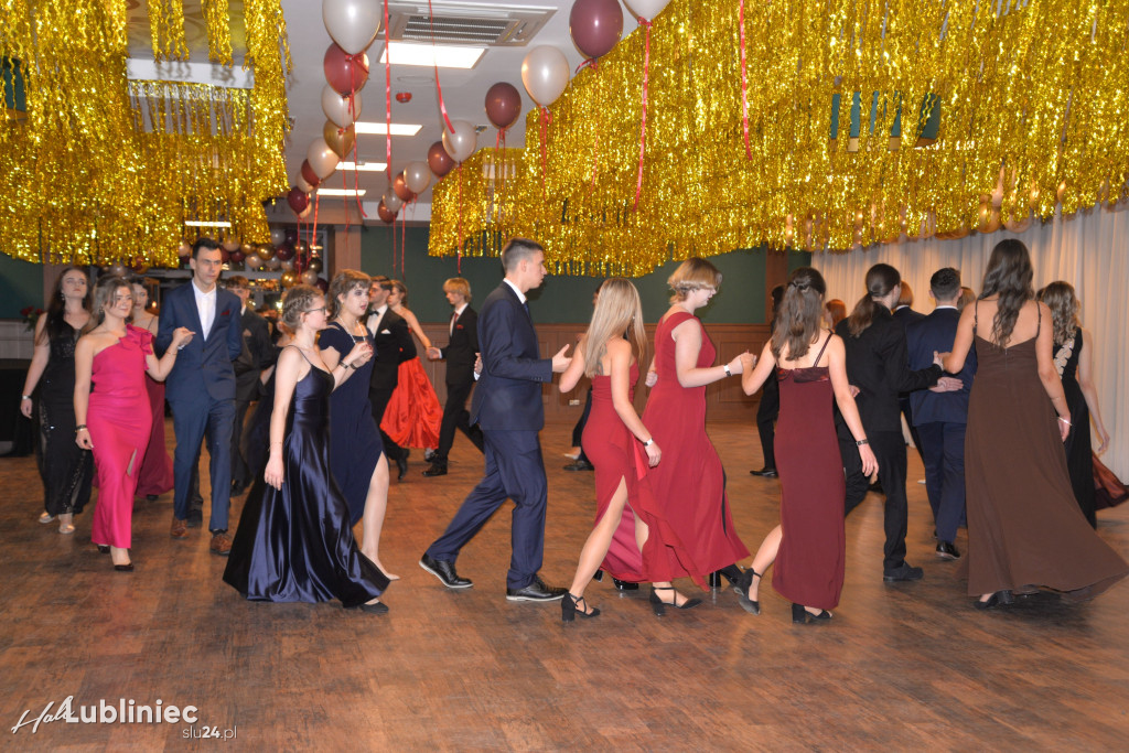 Studniówka Mickiewicza. Młodość, taniec, zabawa