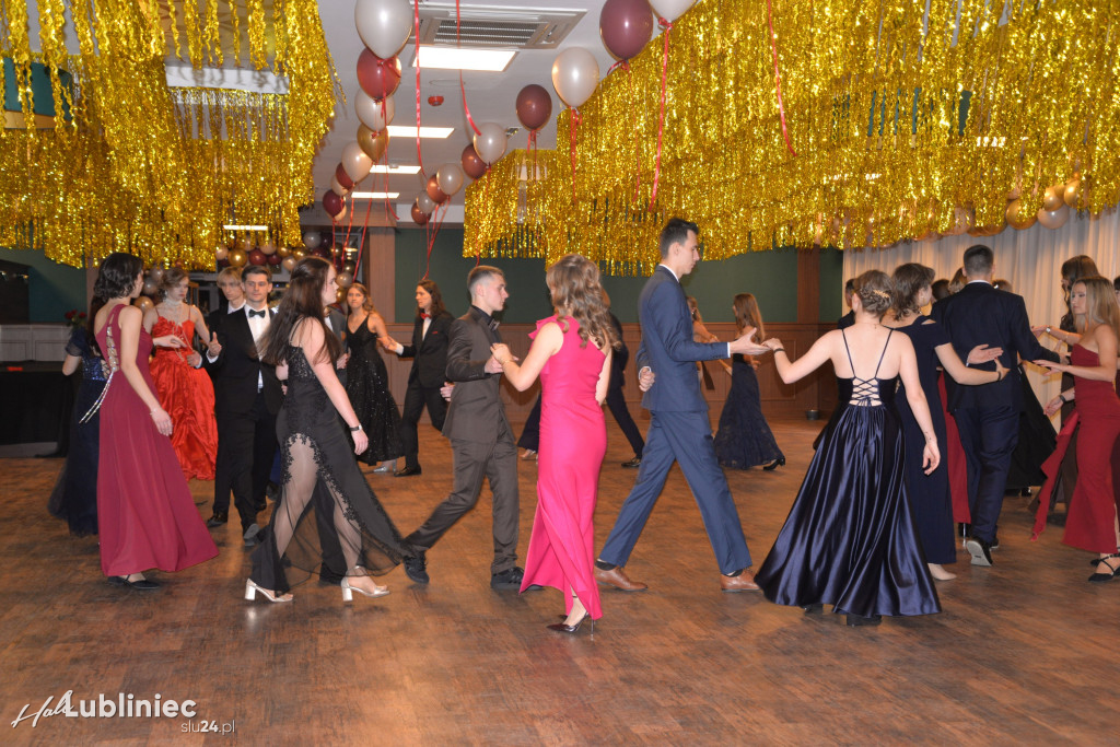 Studniówka Mickiewicza. Młodość, taniec, zabawa