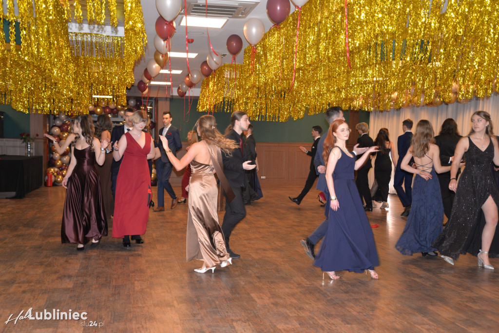 Studniówka Mickiewicza. Młodość, taniec, zabawa