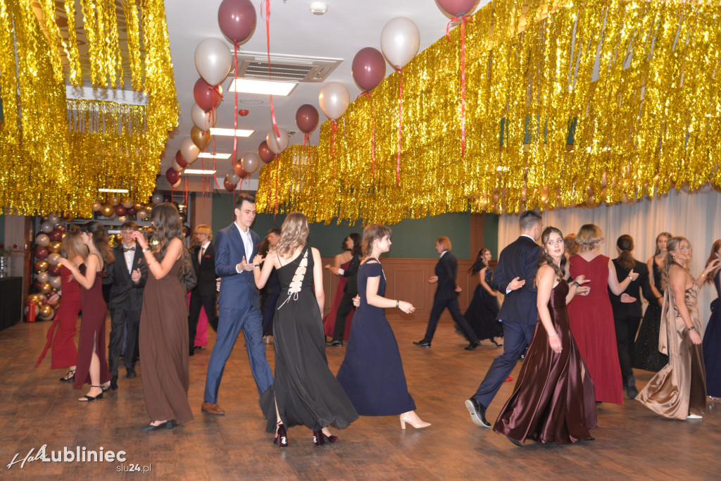 Studniówka Mickiewicza. Młodość, taniec, zabawa