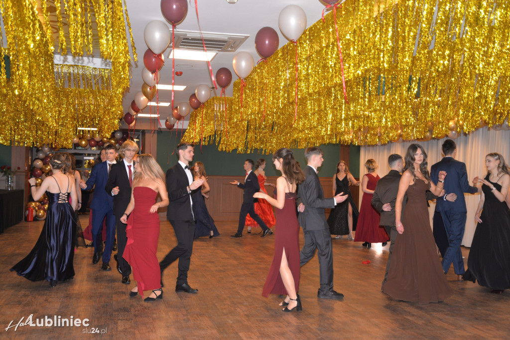 Studniówka Mickiewicza. Młodość, taniec, zabawa