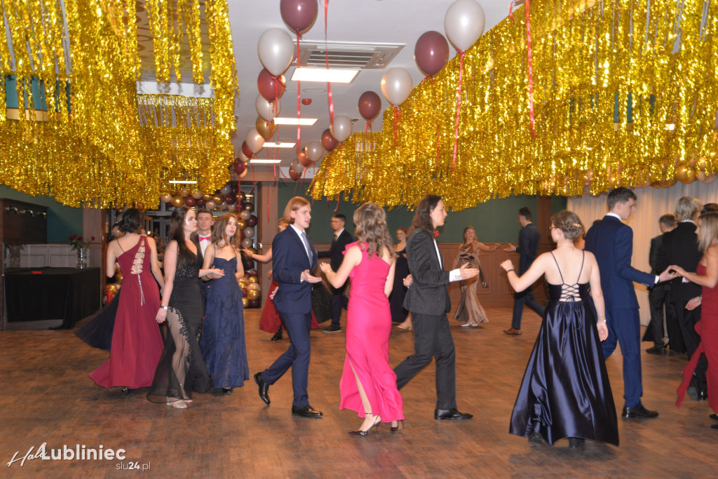 Studniówka Mickiewicza. Młodość, taniec, zabawa