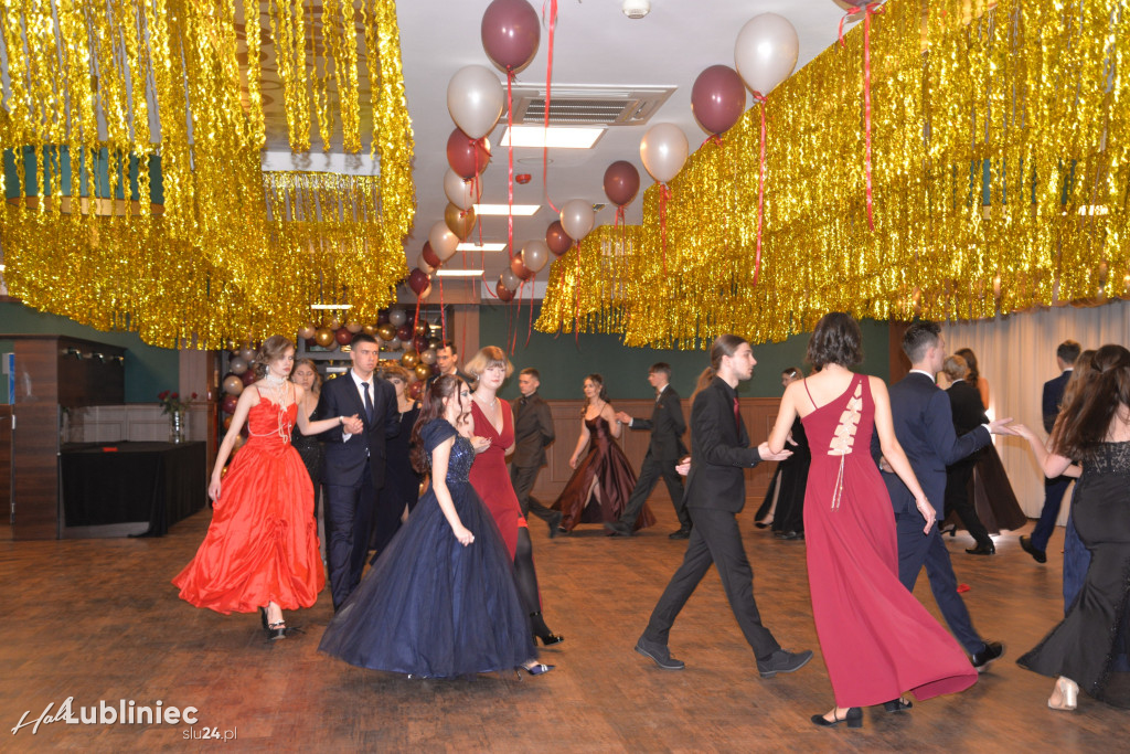 Studniówka Mickiewicza. Młodość, taniec, zabawa