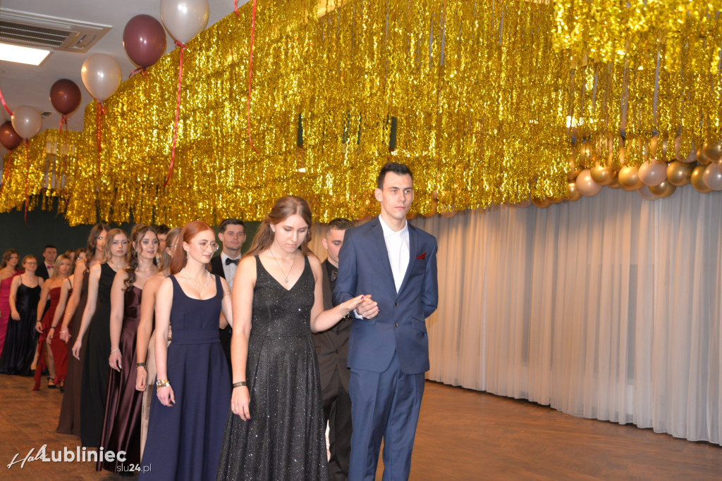 Studniówka Mickiewicza. Młodość, taniec, zabawa