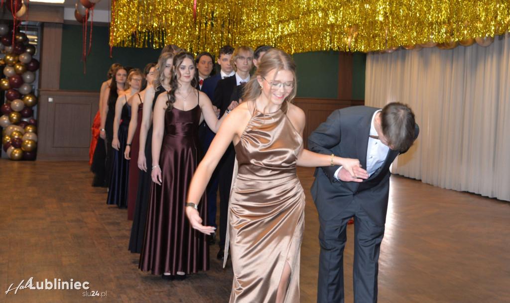 Studniówka Mickiewicza. Młodość, taniec, zabawa