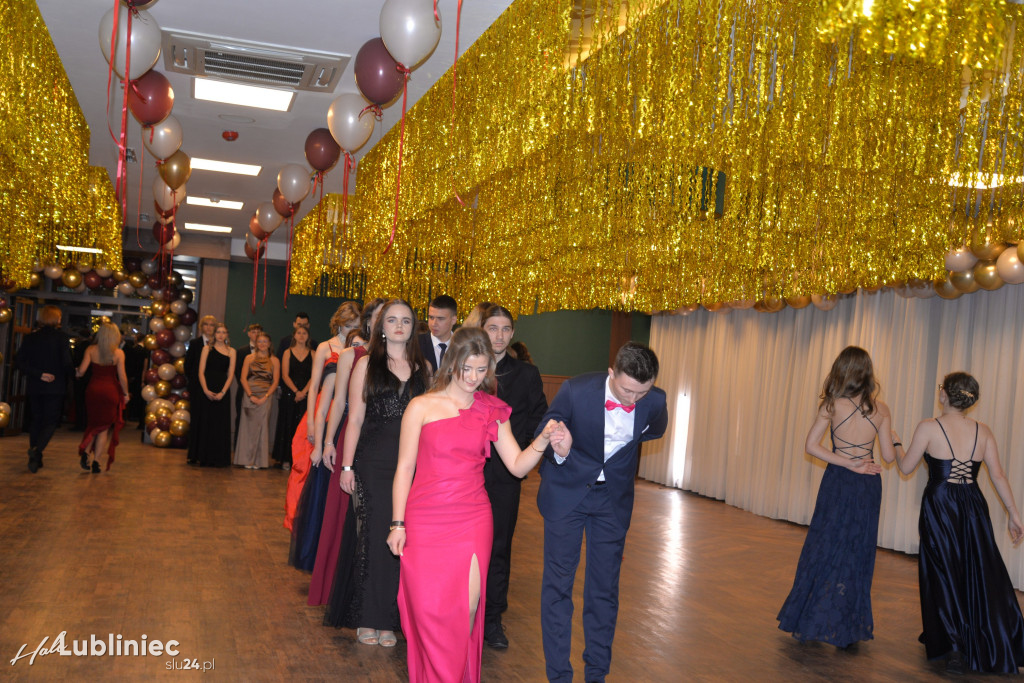 Studniówka Mickiewicza. Młodość, taniec, zabawa