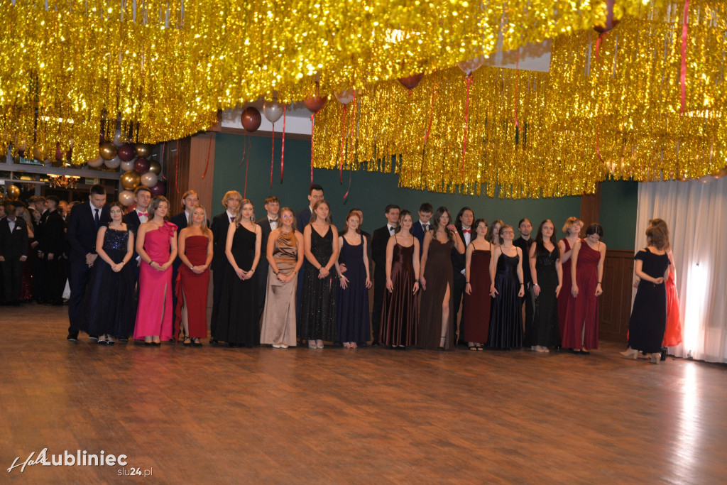 Studniówka Mickiewicza. Młodość, taniec, zabawa