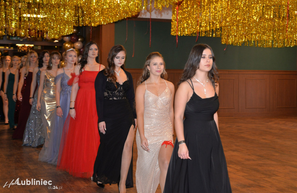 Studniówka Mickiewicza. Młodość, taniec, zabawa