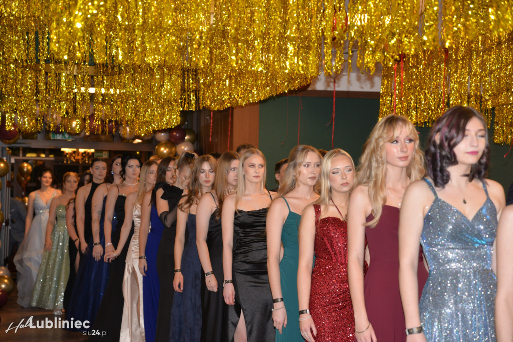 Studniówka Mickiewicza. Młodość, taniec, zabawa