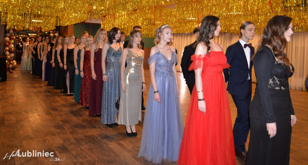 Studniówka Mickiewicza. Młodość, taniec, zabawa