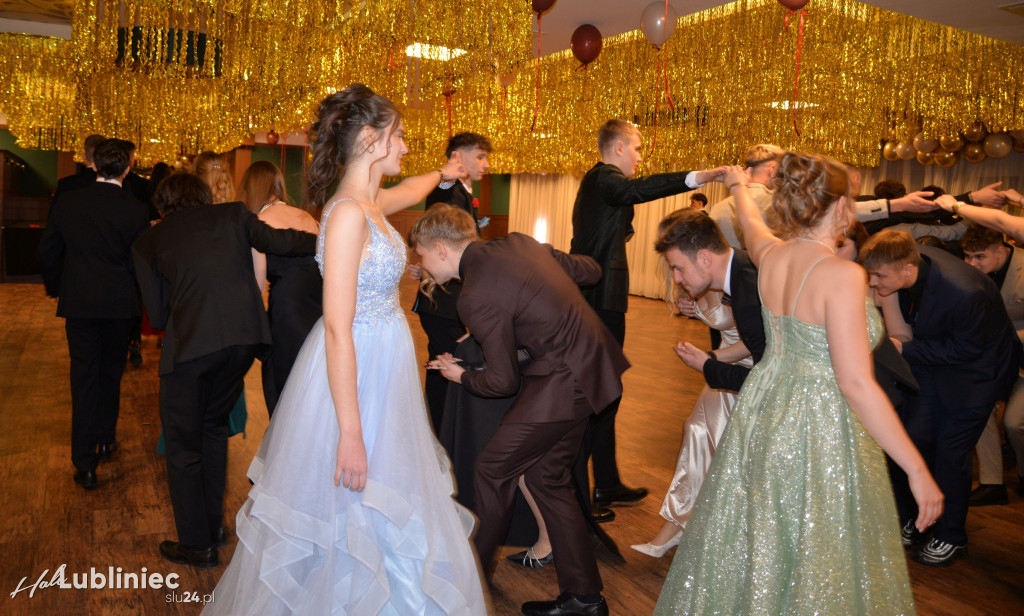 Studniówka Mickiewicza. Młodość, taniec, zabawa