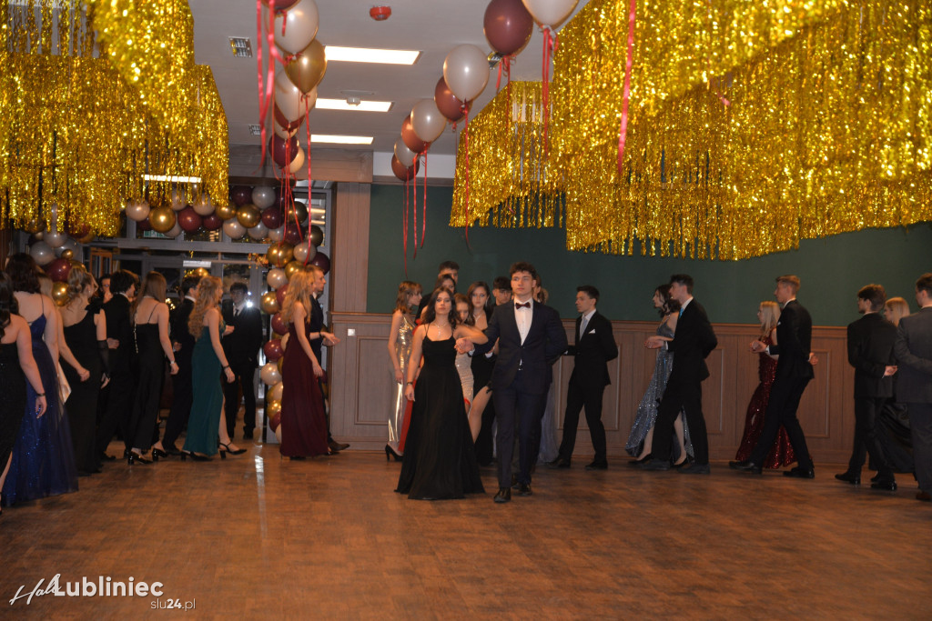 Studniówka Mickiewicza. Młodość, taniec, zabawa