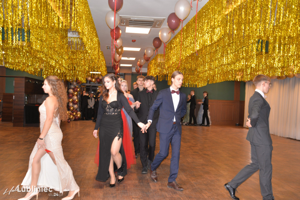 Studniówka Mickiewicza. Młodość, taniec, zabawa