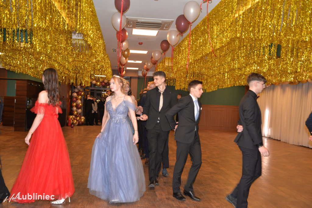 Studniówka Mickiewicza. Młodość, taniec, zabawa