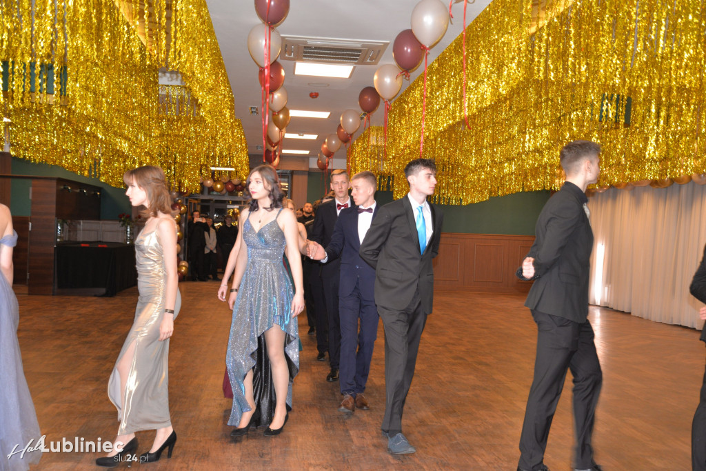 Studniówka Mickiewicza. Młodość, taniec, zabawa