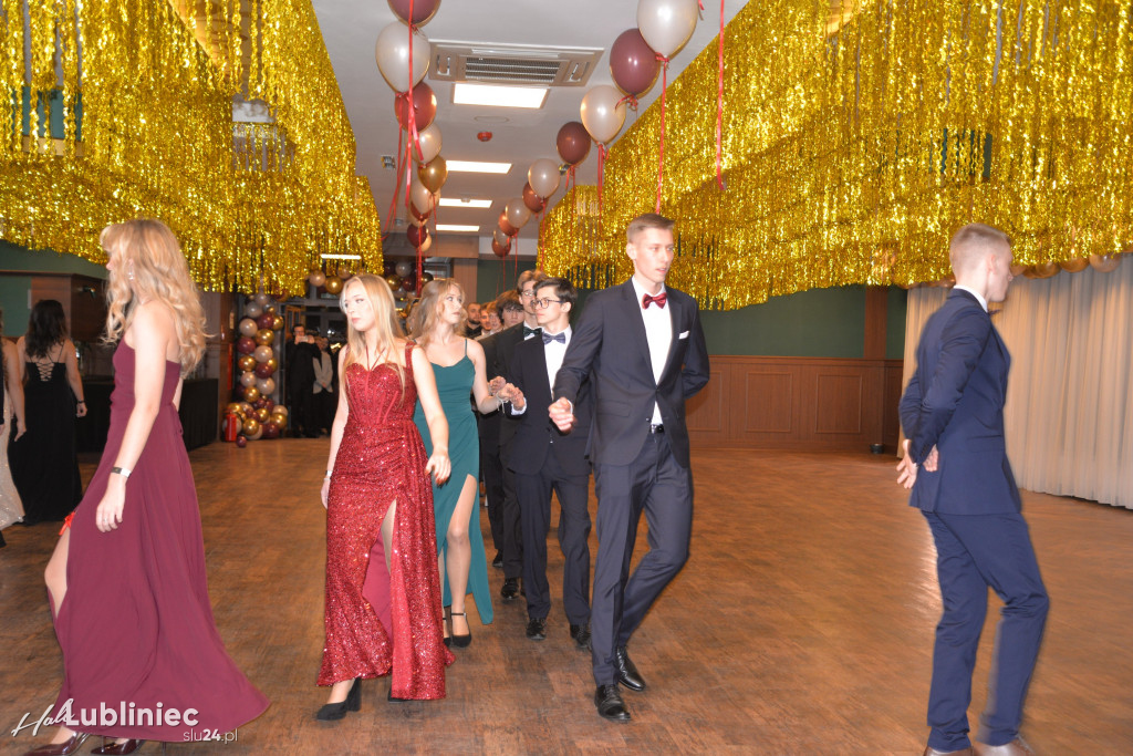 Studniówka Mickiewicza. Młodość, taniec, zabawa