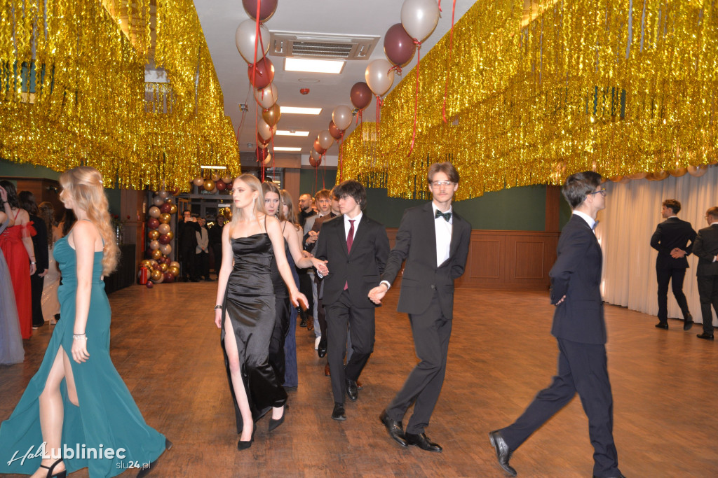 Studniówka Mickiewicza. Młodość, taniec, zabawa