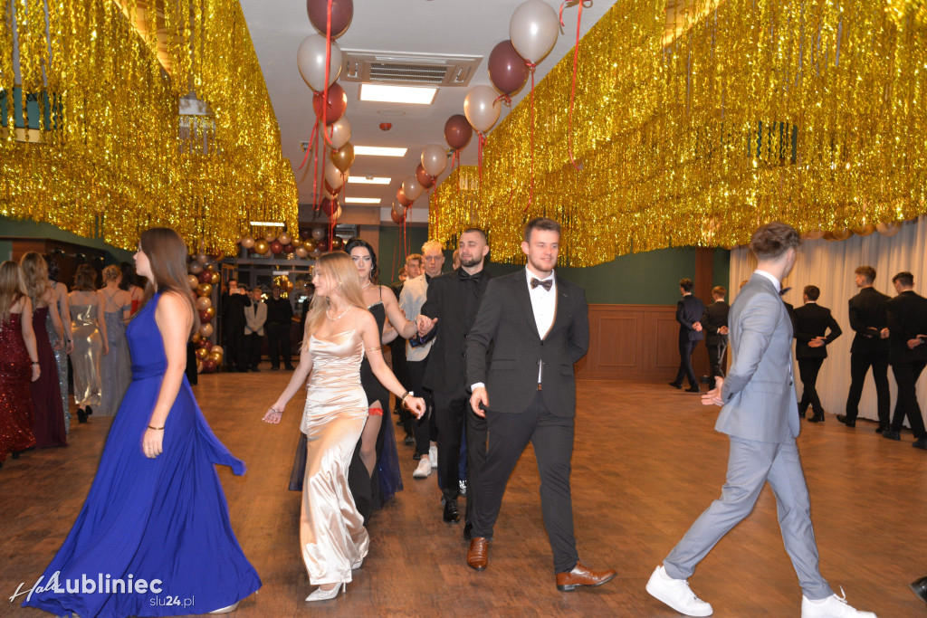 Studniówka Mickiewicza. Młodość, taniec, zabawa