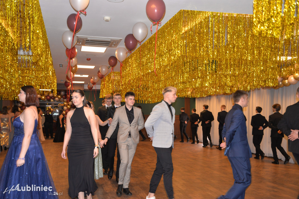 Studniówka Mickiewicza. Młodość, taniec, zabawa