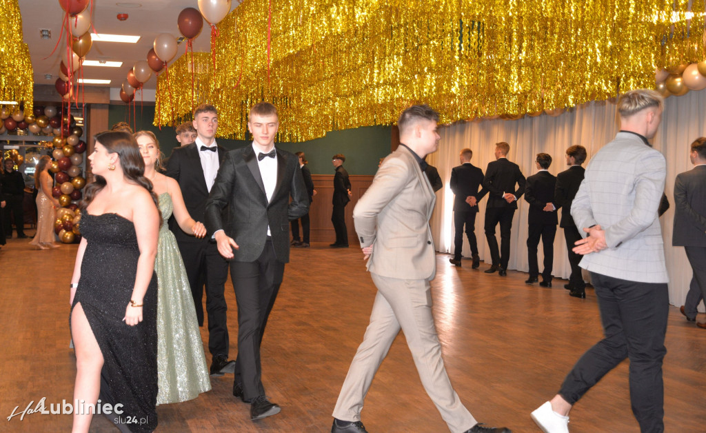 Studniówka Mickiewicza. Młodość, taniec, zabawa