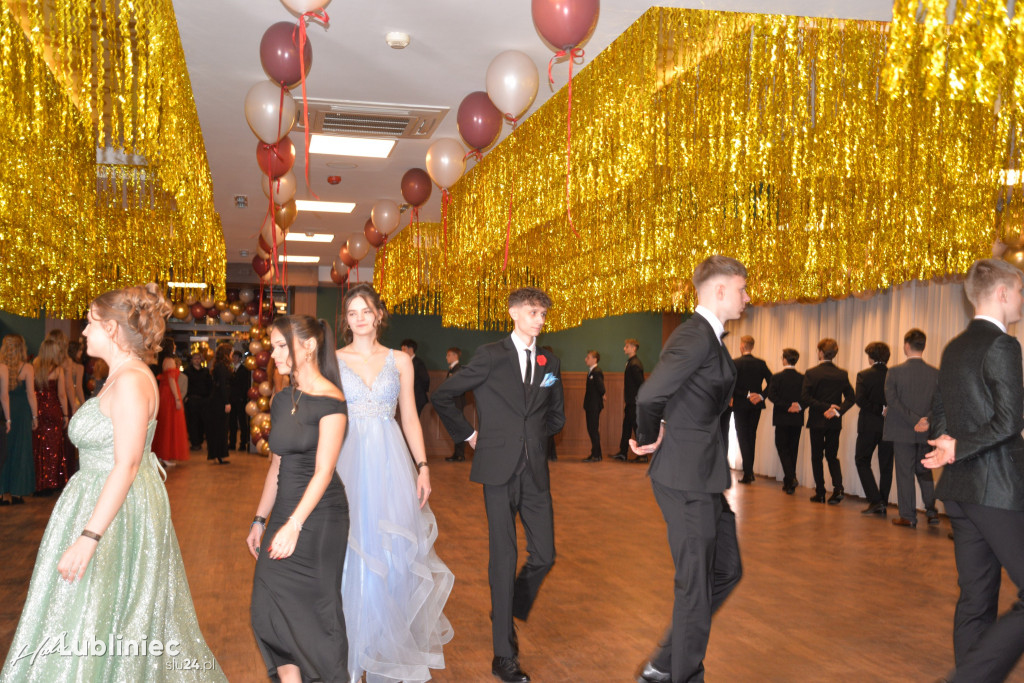 Studniówka Mickiewicza. Młodość, taniec, zabawa