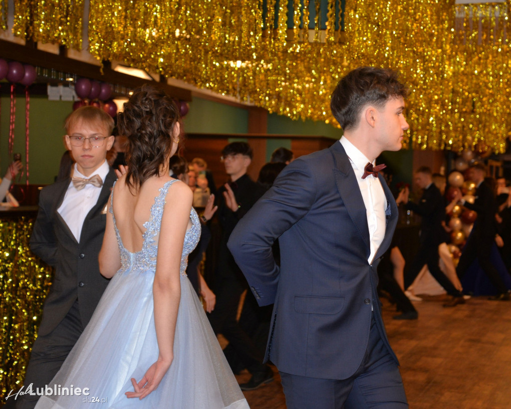 Studniówka Mickiewicza. Młodość, taniec, zabawa