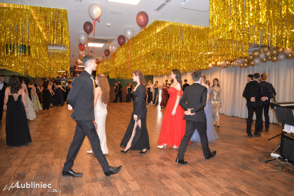 Studniówka Mickiewicza. Młodość, taniec, zabawa