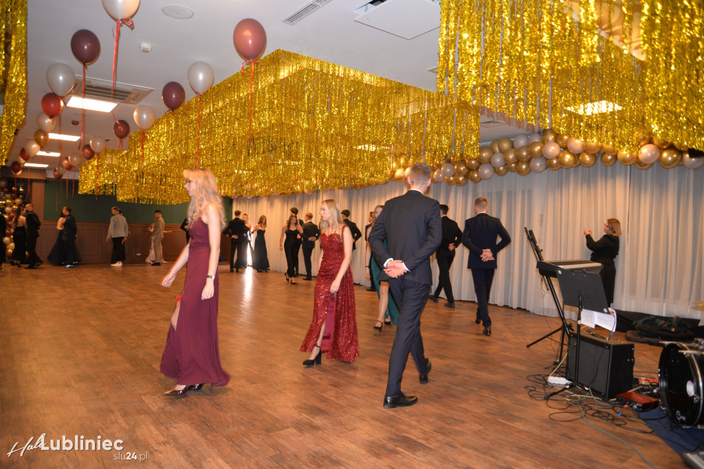 Studniówka Mickiewicza. Młodość, taniec, zabawa