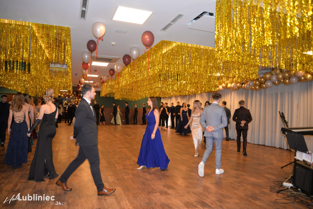 Studniówka Mickiewicza. Młodość, taniec, zabawa