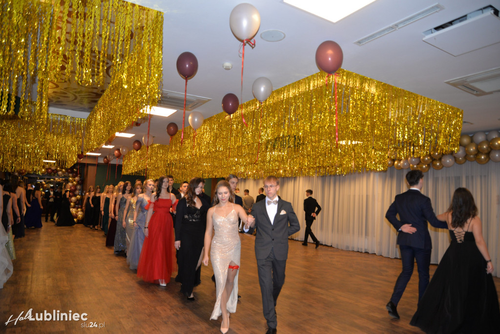 Studniówka Mickiewicza. Młodość, taniec, zabawa