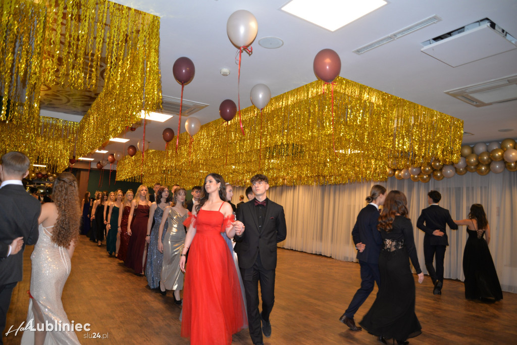 Studniówka Mickiewicza. Młodość, taniec, zabawa