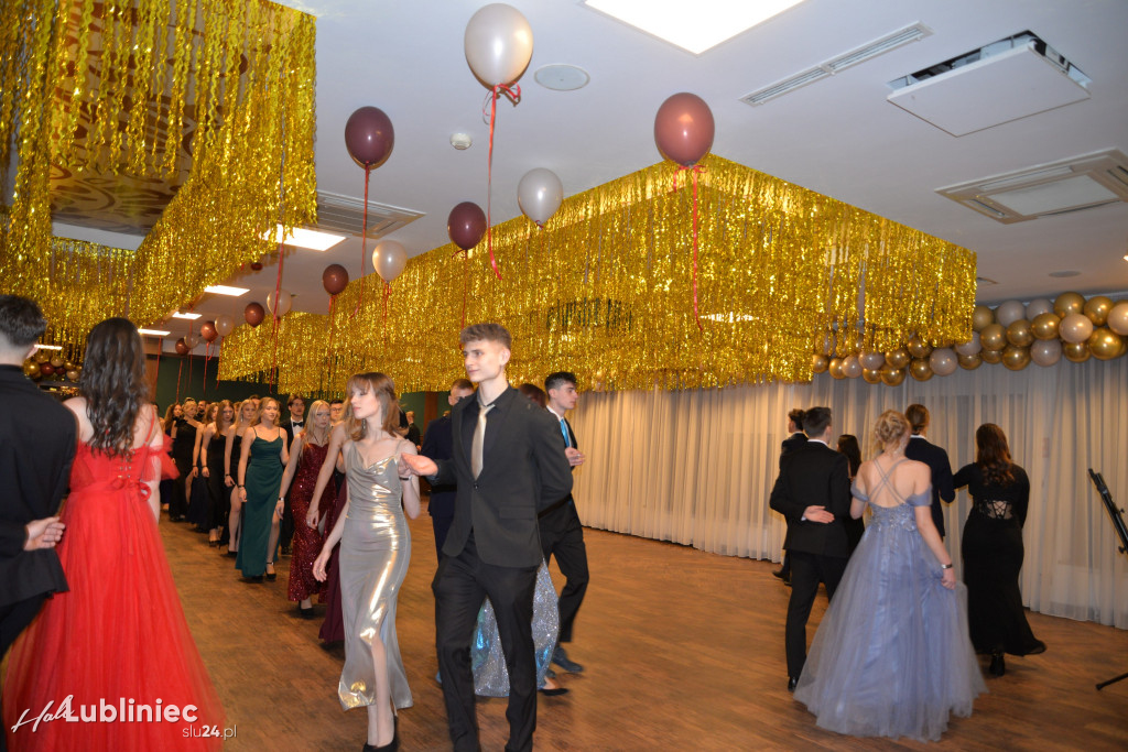 Studniówka Mickiewicza. Młodość, taniec, zabawa